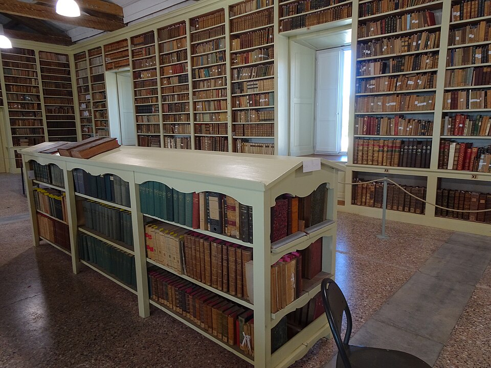 Fichier:Bibliothèque de la Maison diocésaine Charles de Foucauld 02.jpg